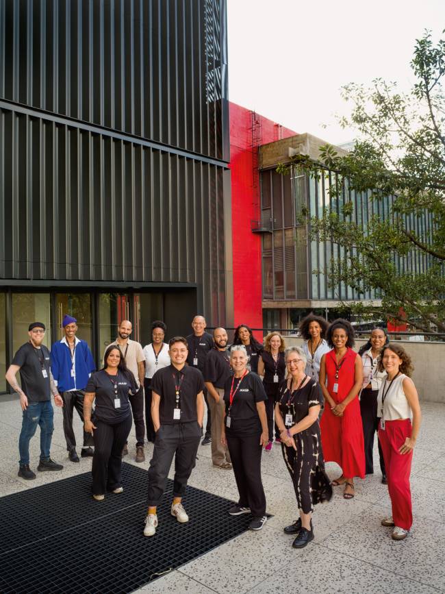 Comoção interna geral: equipes em celebração do novo prédio do Masp Comoção interna geral: equipes em celebração do novo prédio do Masp