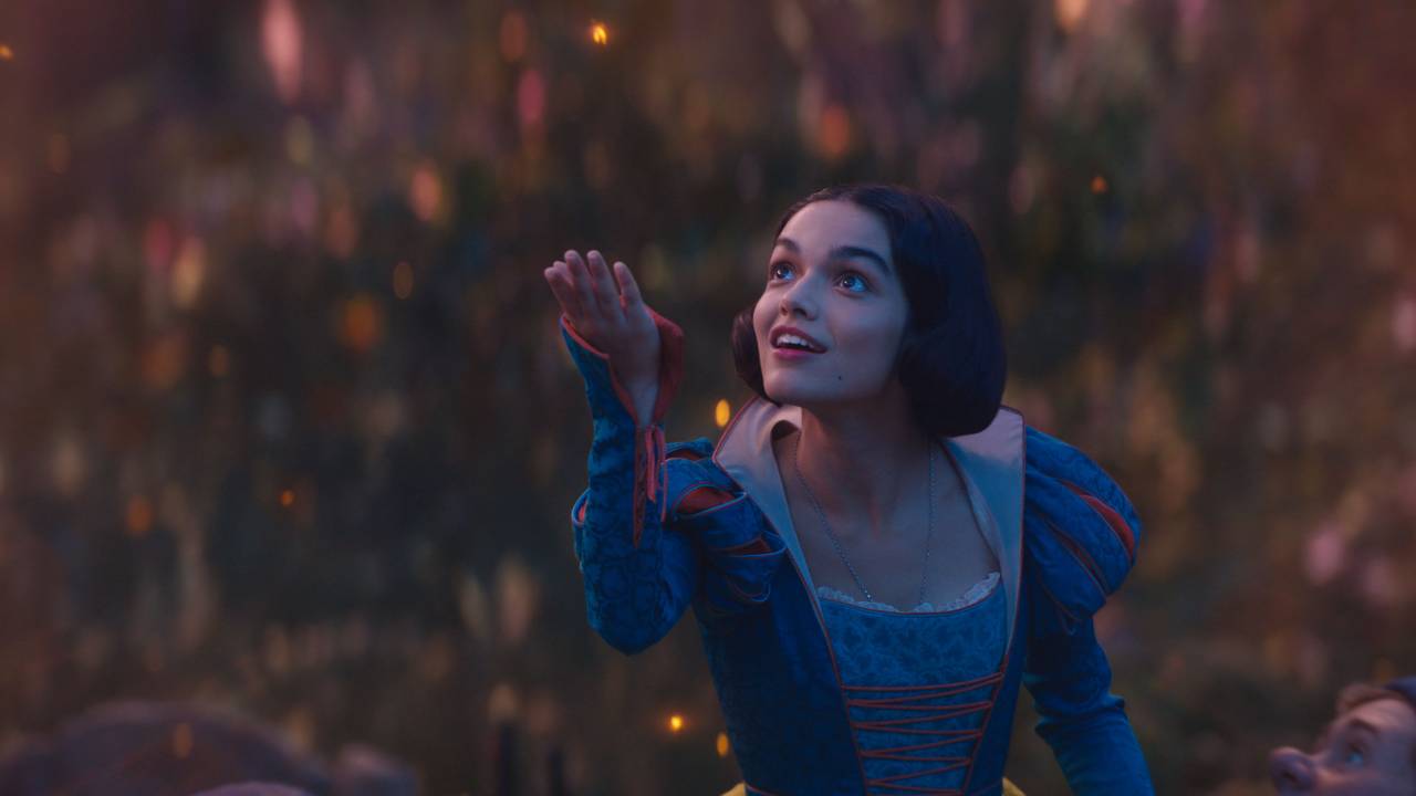 Rachel Zegler no papel de Branca de Neve