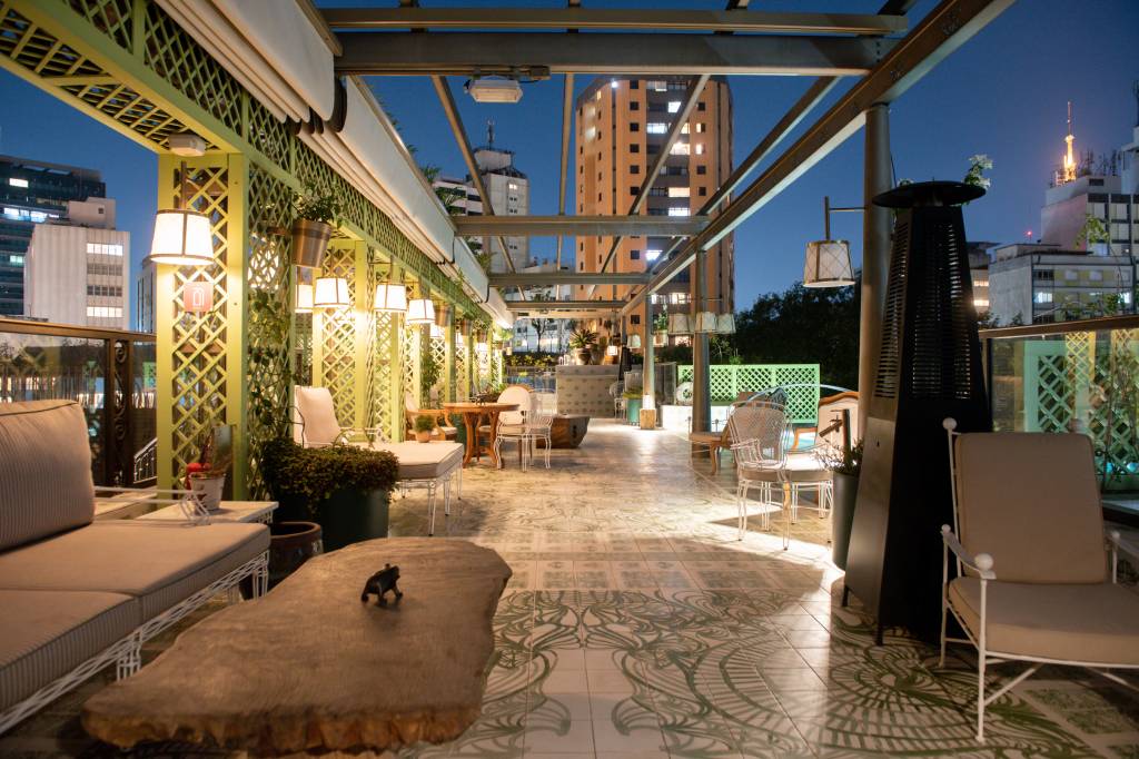 Rosewood inaugura o Bela Vista Bar no rooftop, com vista para a cidade