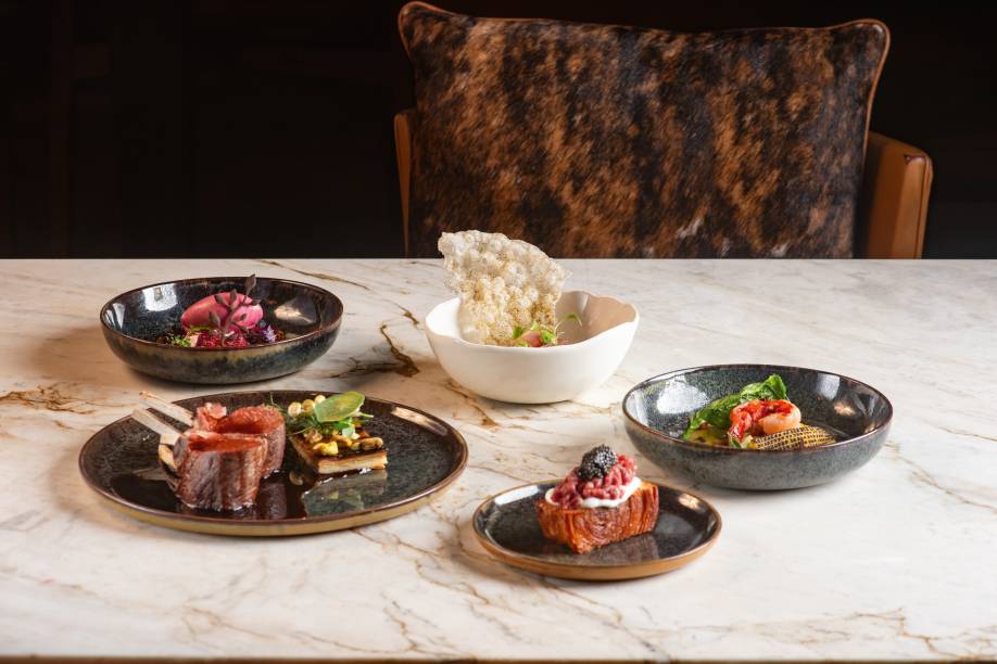 Blaise: sorbet de jabuticaba, crudo de atum, camarão carabineiro, tostada com caviar e cordeiro com tarte tatin de alho-poró