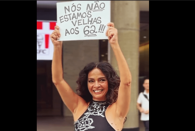 Claudia Ohana faz protesto na Avenida Paulista