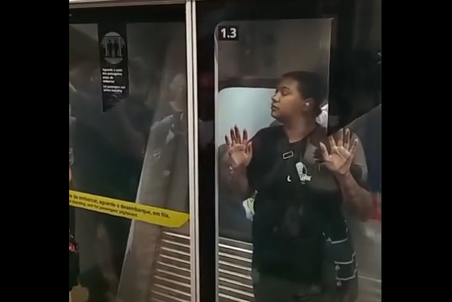 Mulher fica presa entre porta de vidro e vagão do Metrô de SP; veja