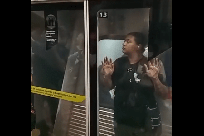 Mulher presa entre porta de vidro e vagão do metrô de SP