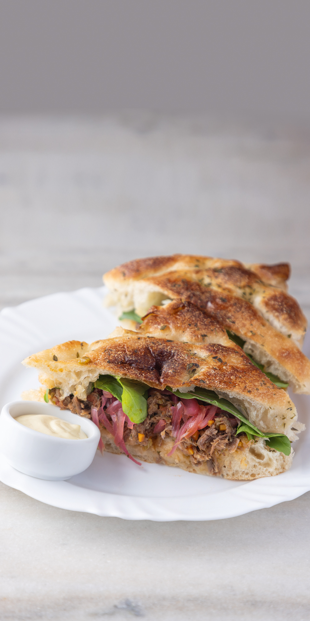 sanduíche de carne _ Malu café Sanduíche em cima de prato branco
