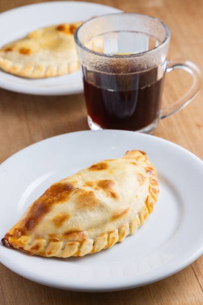 ASA Açaí: empanadas de queijo e de carne acompanhadas do café coado