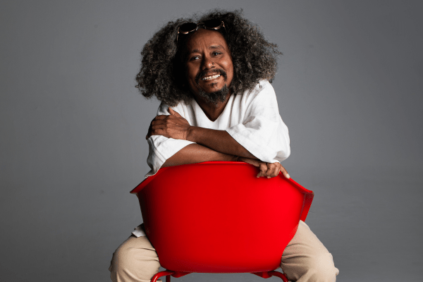 Chico César estreia turnê do seu disco de estreia: 'Aos Vivos' no palco
