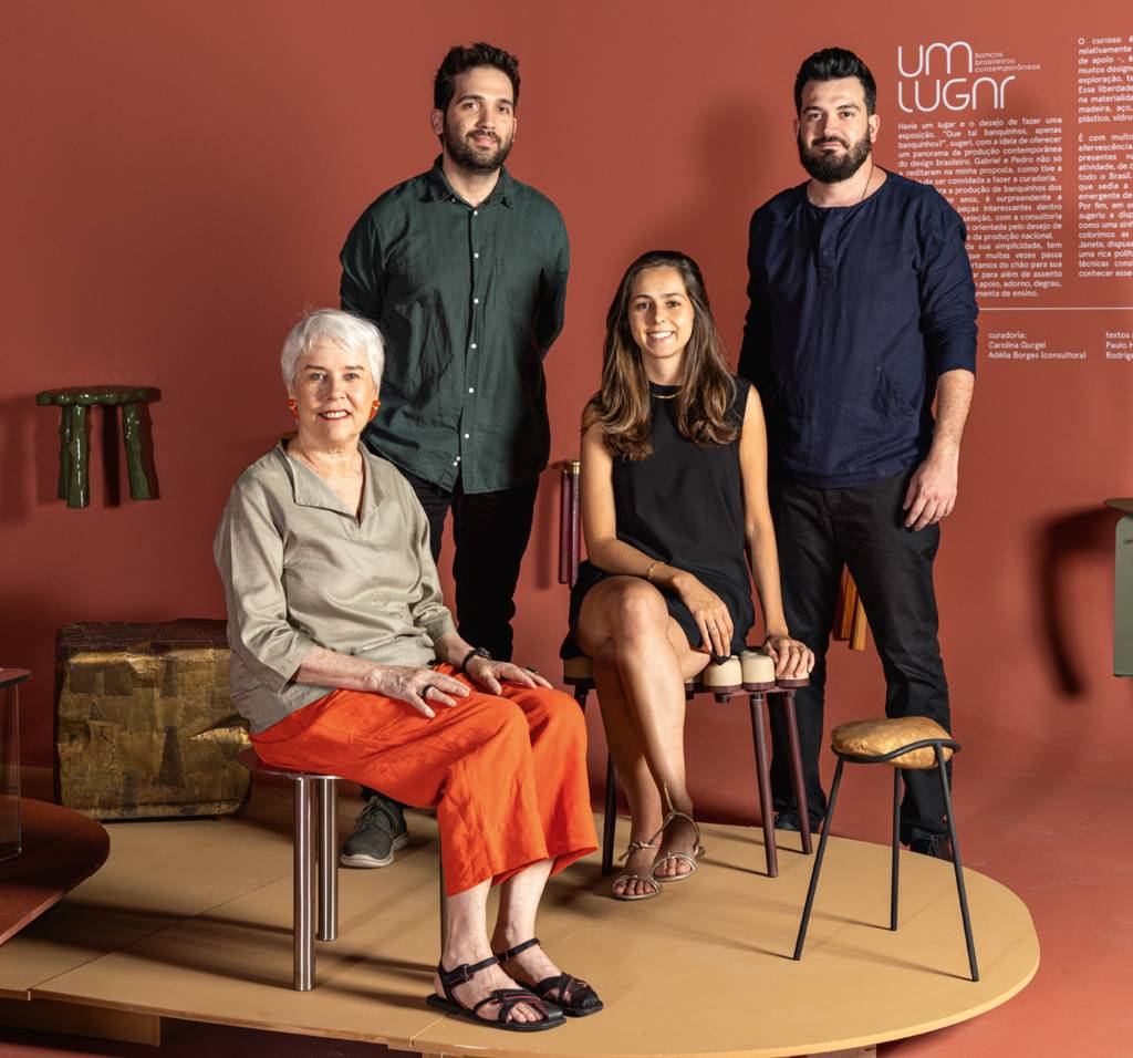Em pé, Pedro Luna e Gabriel De La Cruz_sentadas, Carolina Gurgel e Adélia Borges_crédito imagem Fran Parente_IMG_8293.jpg Adélia, Pedro, Carolina e Gabriel (a partir da esquerda): time à frente da mostra Um Lugar — Cadeiras Brasileiras Contemporâneas