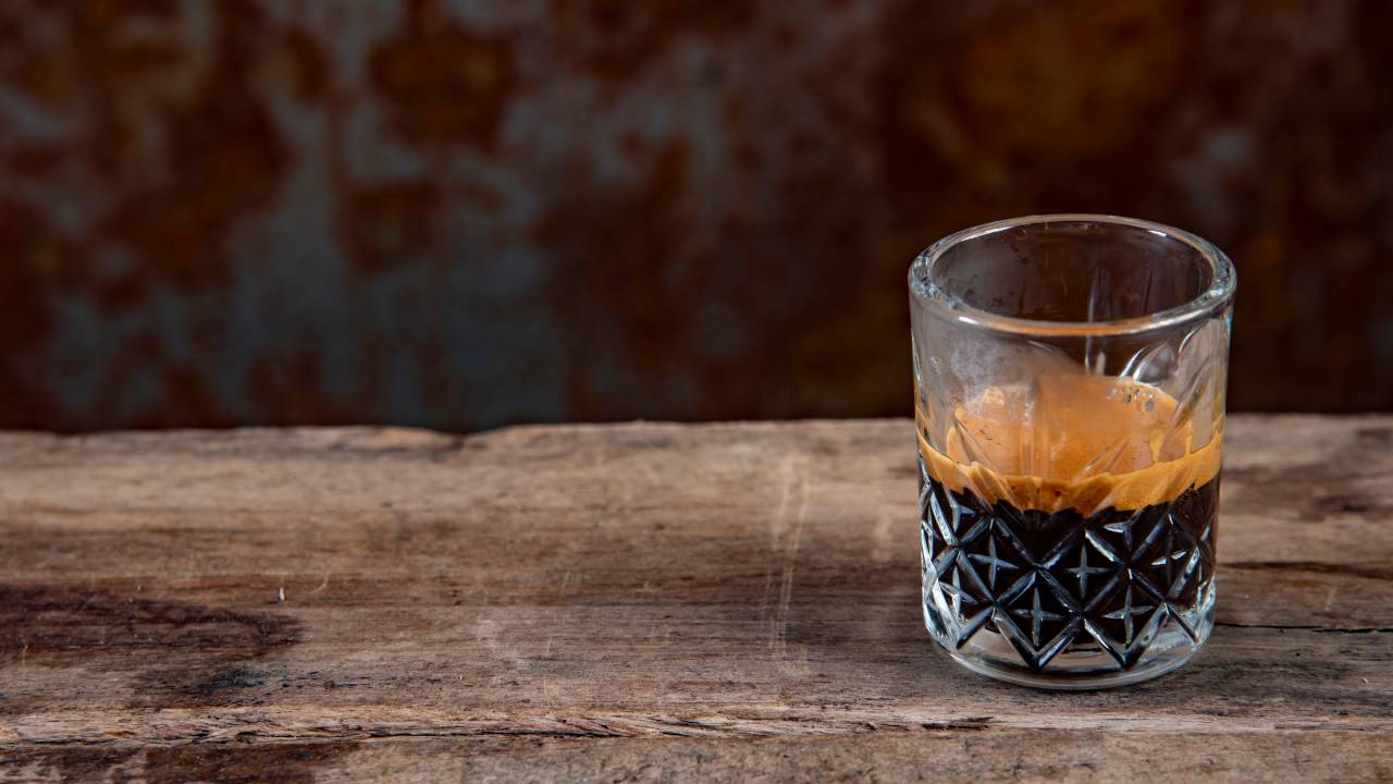 Café expresso em mesa de madeira