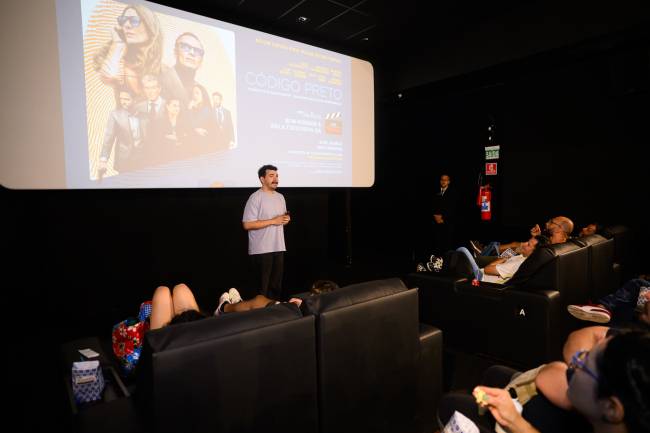 Cine Vejinha Código Preto Colunista Mattheus Goto em apresentação da sessão