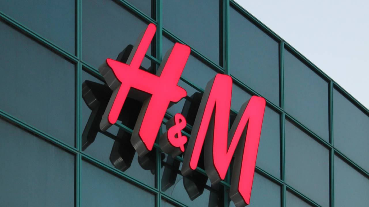 Logo vermelho H&M