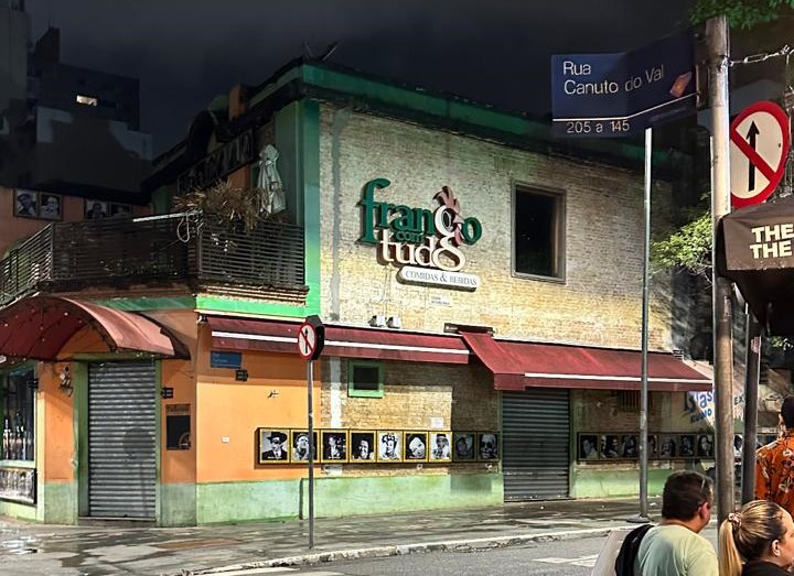 Fachada do restaurante e bar Frango com Tudo, localizado em Santa Cecília, em São Paulo