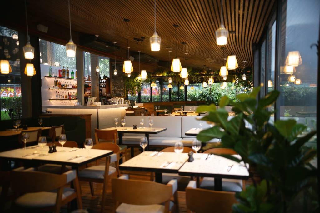 JAMIE OLIVER KITCHEN – Restaurante Sao Paulo (3).jpg Espaço com mesas e cadeiras e taças