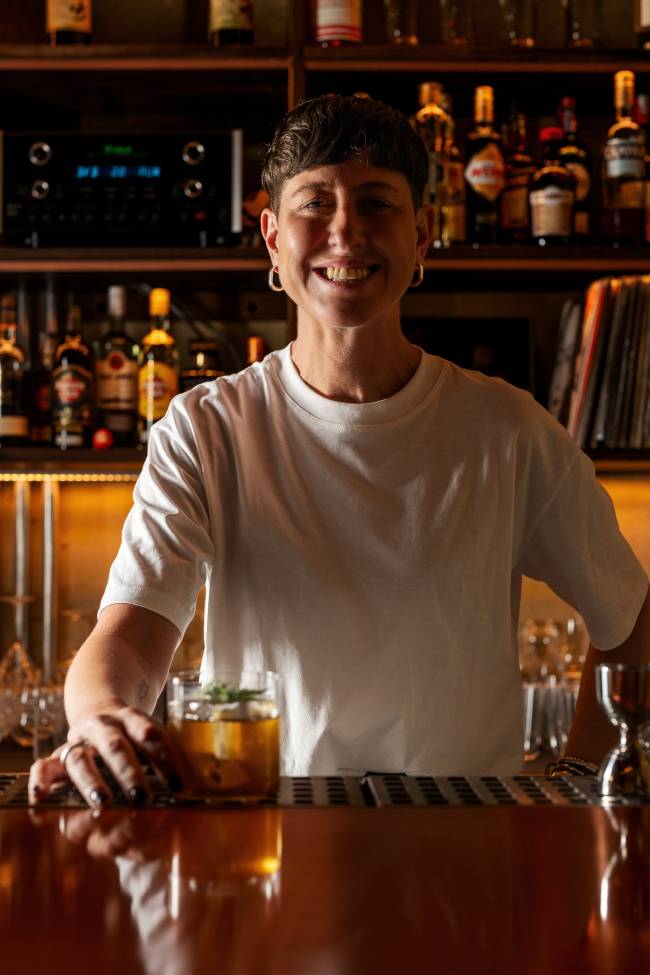 Ines de Los Santos, à frente do CoChinChina, na Argentina, em 22º lugar na lista do 50 Best Bars, e do Kotchi, em São Paulo.