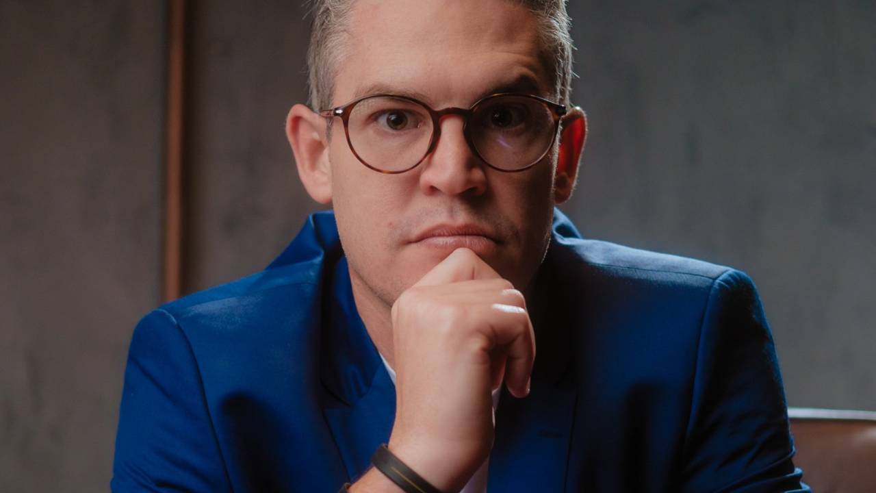 Homem sério de terno azul