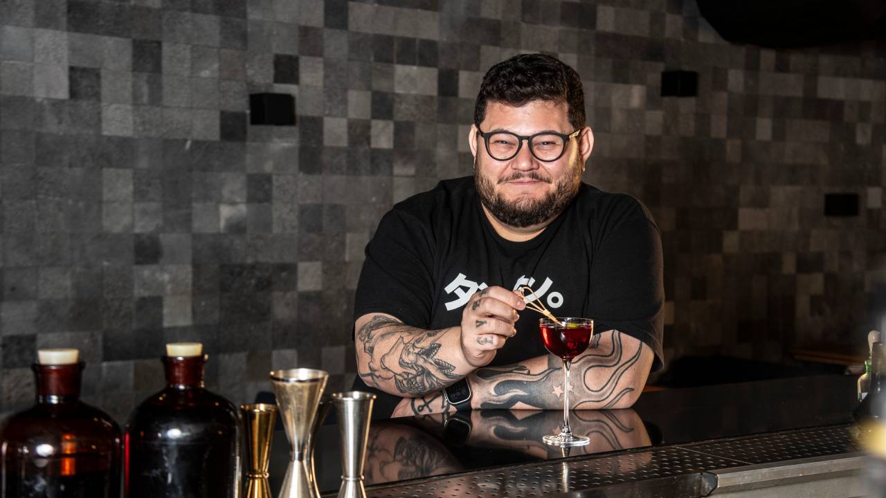 Thiago Bañares, no balcão, atrás de um dos drinques produzidos por ele