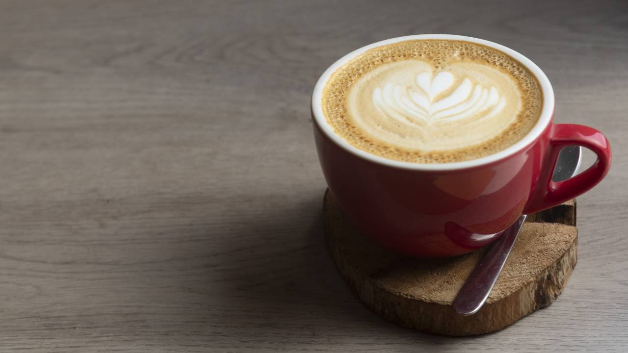 Caneca vermelha com cappuccino