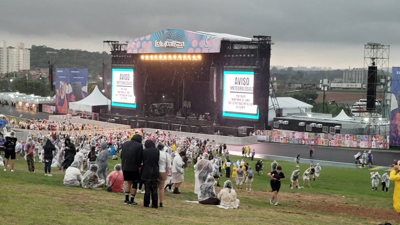 Palco Samsung com aviso meteorológico no Lollapalooza