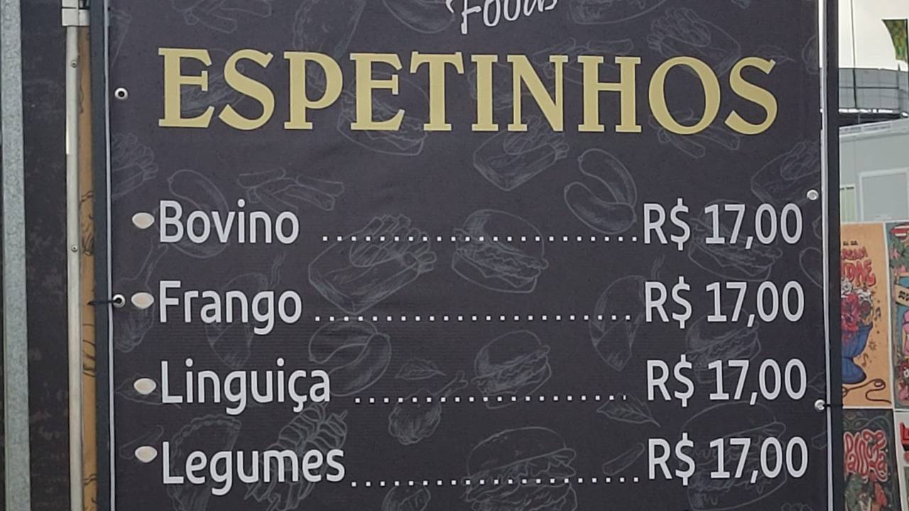 Espetinhos variados estão entre as opções para comer no Lollapalooza