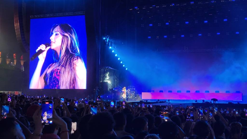 Tate McRae faz acrobacias em um dos shows com mais celulares apontados para o palco do Lolla