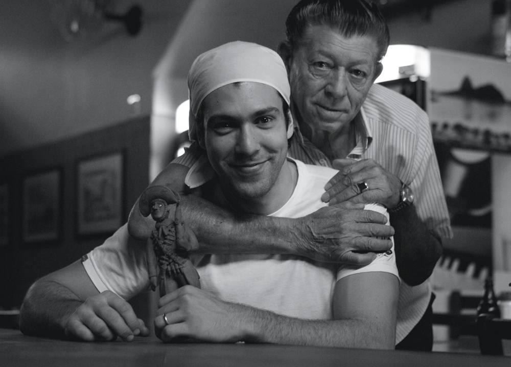 Dois homens abraçados e sorrindo