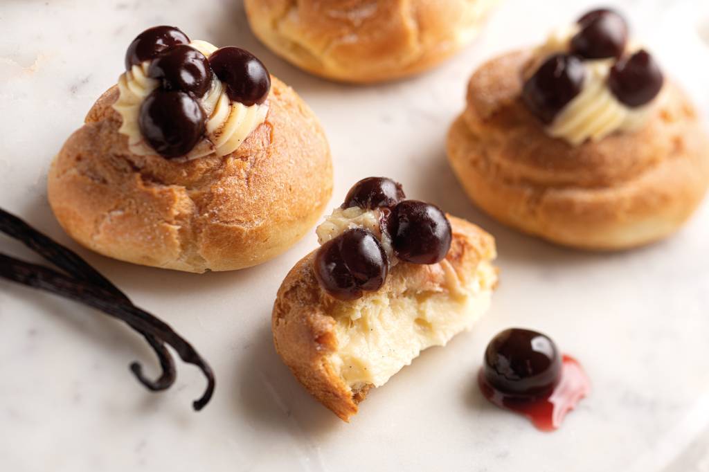 Zeppola – Foto Iara Venanzi Doces em cima de mesa branca