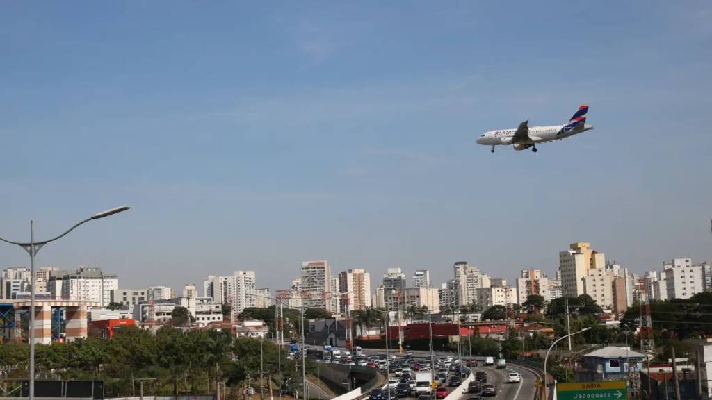 Vendaval causa cancelamentos e alterações em voos em Congonhas em SP