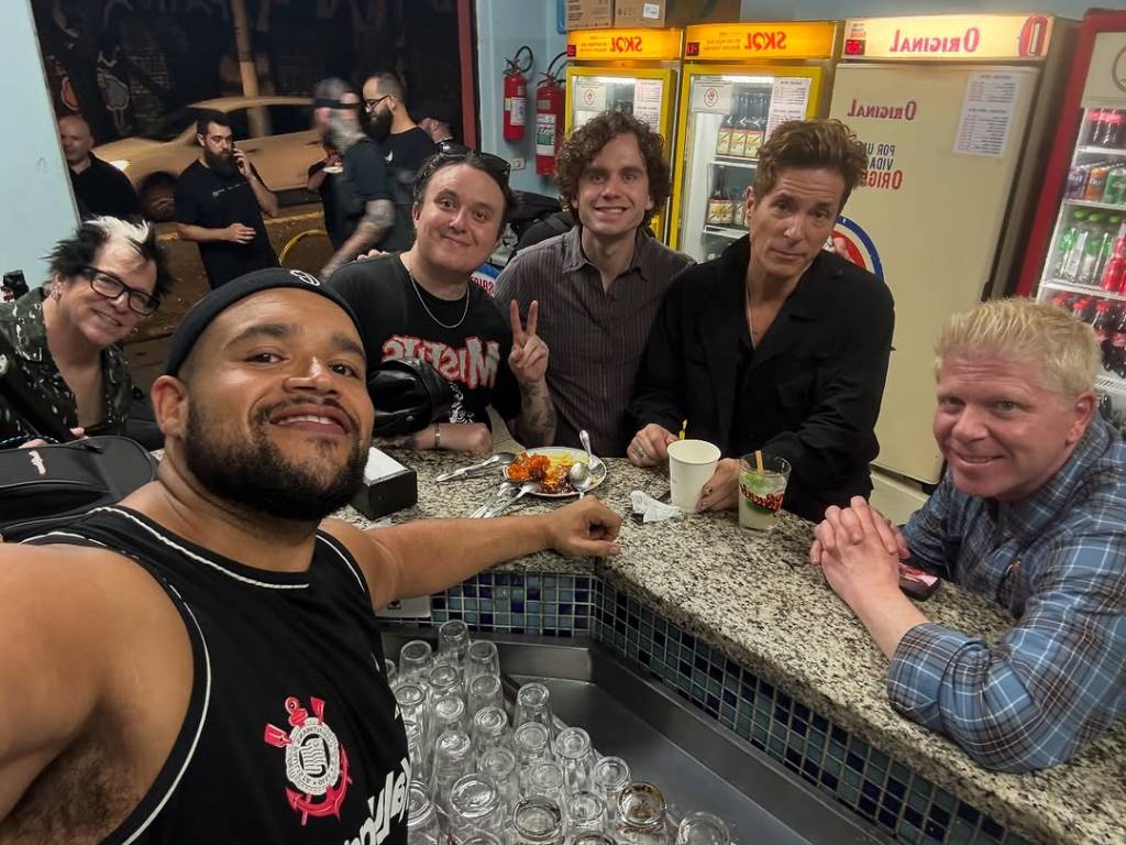 The Offspring se aventura em noite de SP e vai a boteco comer petiscos