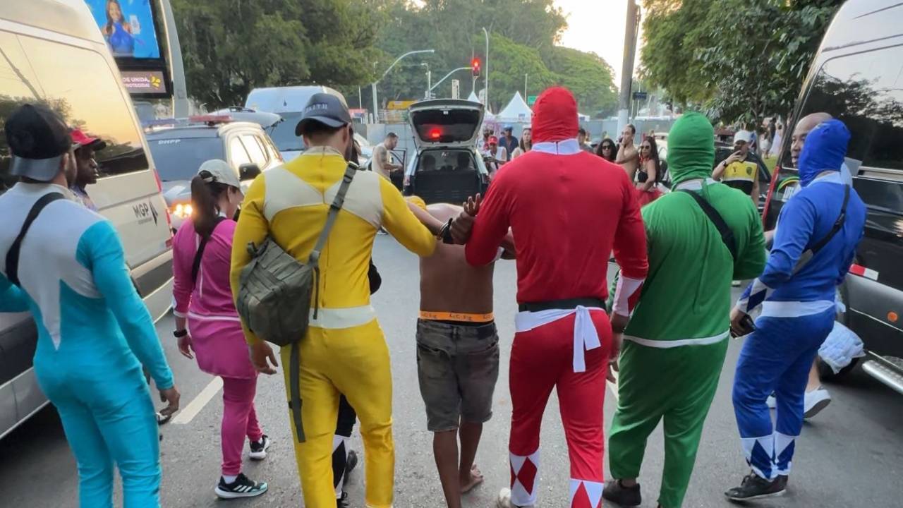 Policiais se fantasiam para se infiltrarem no meio de bloco de São Paulo