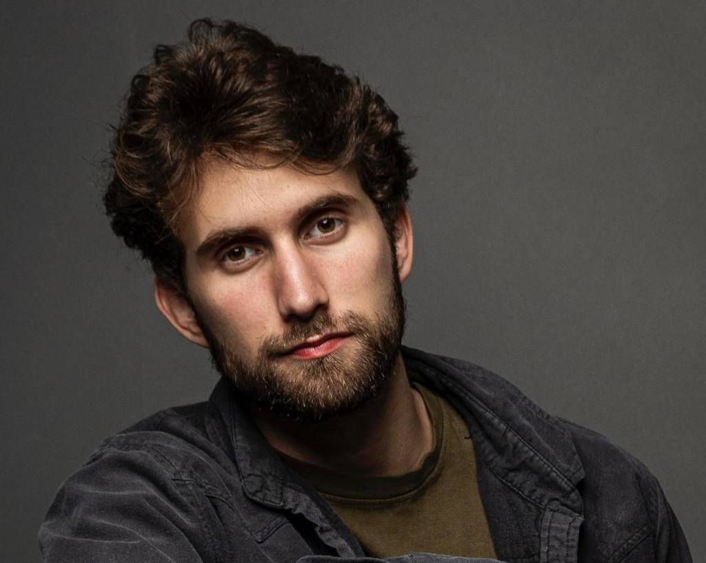 Quem é Felipe Ricca, filho de Adriana Esteves, que estará em “Vale Tudo”