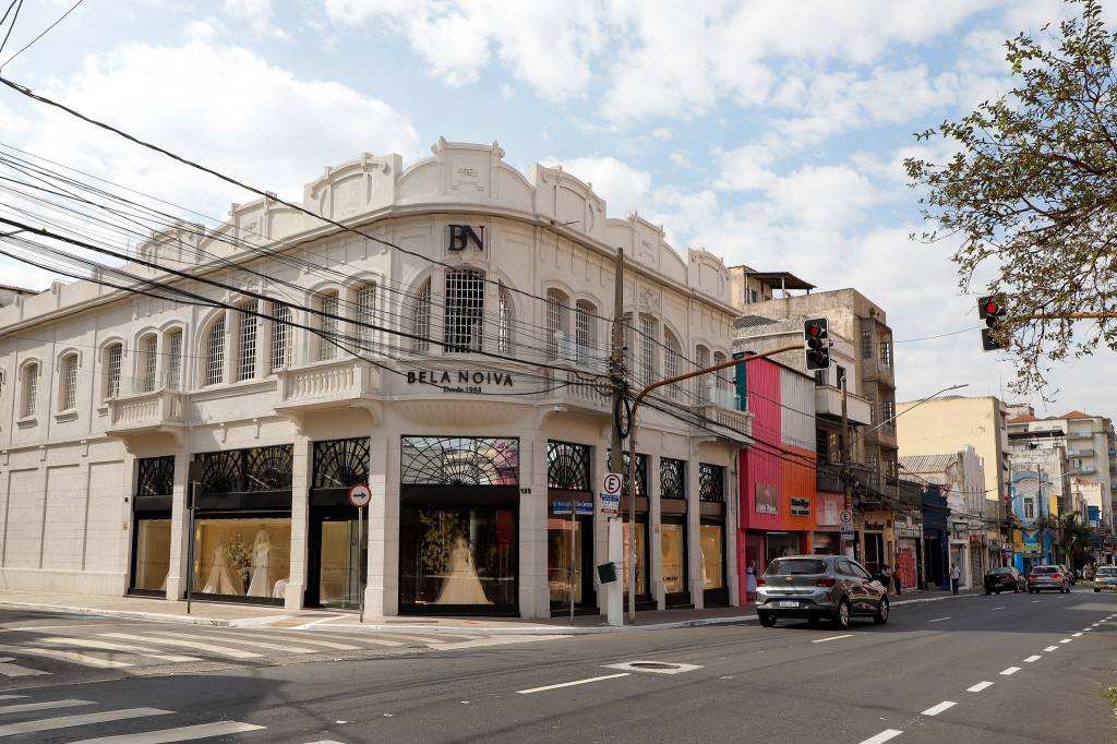 Rua das Noivas é ótima opção para roupas de festa