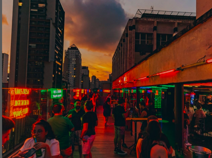 Guia LGBTQIA+ em SP: descubra os melhores lugares para um date