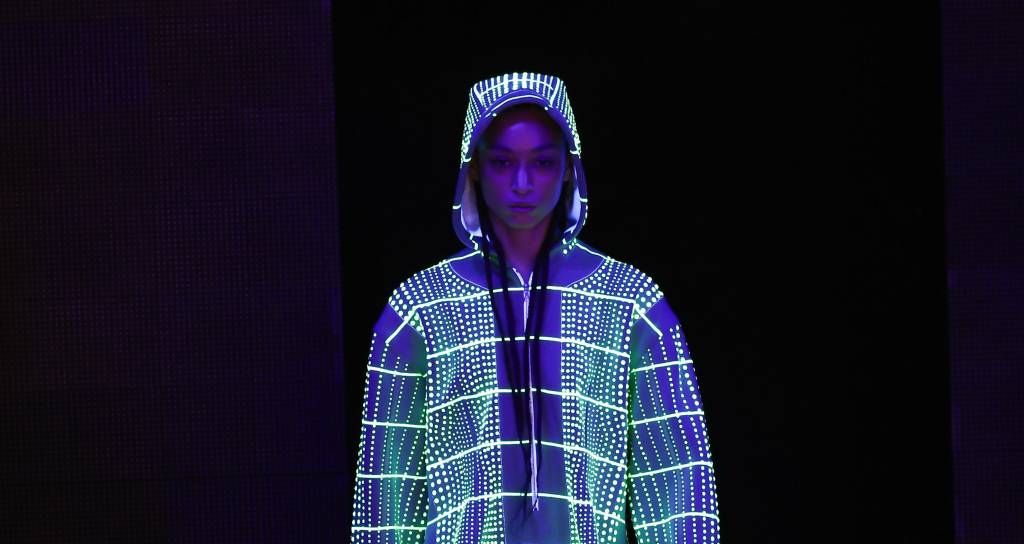 Alexandre Herchcovitch faz desfile com paetês e luz negra em boate gay