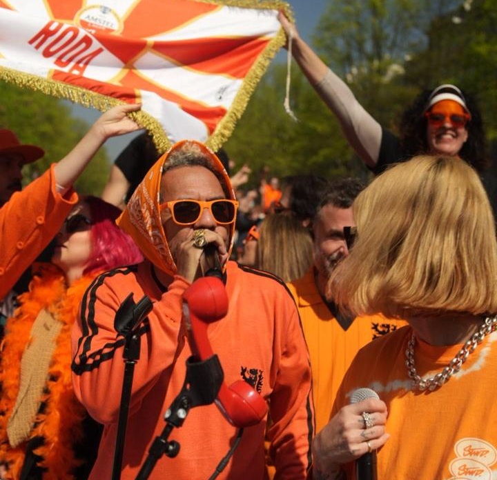 Marcelo D2 faz roda de samba pelos canais de Amsterdã