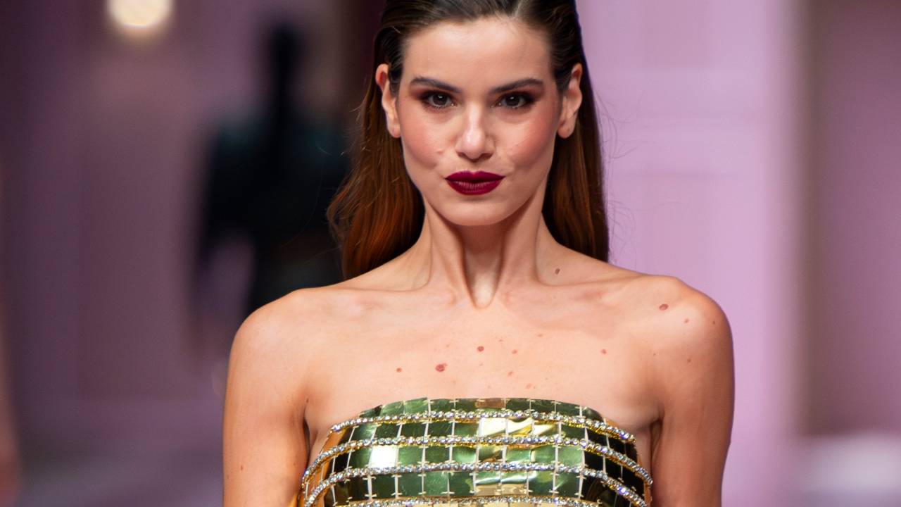 Camila Queiroz em vestido dourado com quadriculados desfila na passarela