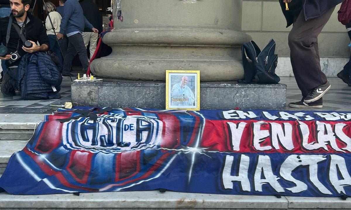 População de Buenos Aires presta homenagem ao Papa Francisco na catedral da cidade