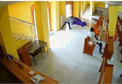 Homem invade igreja em Itaim Paulista e quebra imagens de santos
