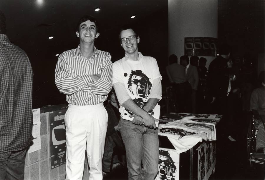 O poeta Walter Silveira ao lado de Tadeu Jungle na 5a edição do festival Videobrasil, em 1987: na ocasião, o diretor foi premiado com o trabalho Heróis da Decadên(s)ia