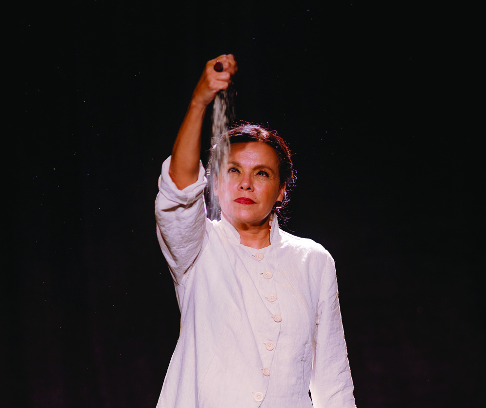 ‘Água Fresca para Flores’ acompanha cotidiano de uma zeladora de cemitério