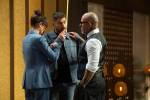 No cenário do MasterChef, estão três pessoas de pé: Helena Rizzo, Evaristo Costa e Henrique Fogaça