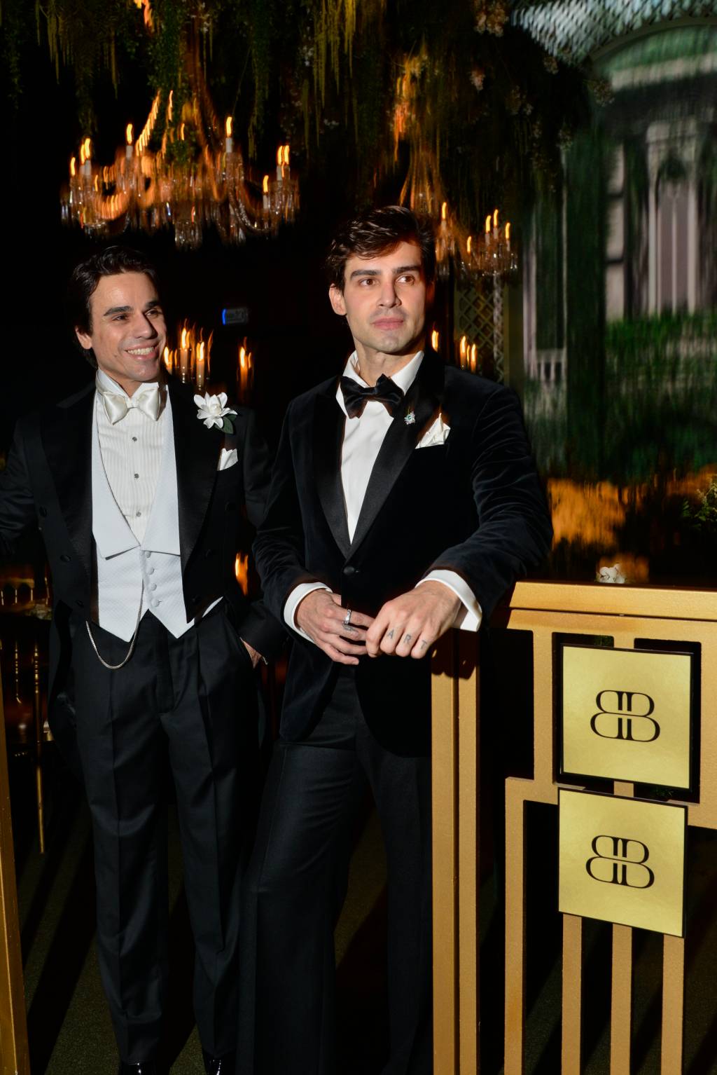 Beto Pacheco e Tiago Moura Crédito João Sal-Divulgação (2) Dois homens brancos entre grade dourada, vestindo smokings