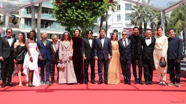 Brazil in the spotlight Le Brésil à l’honneur for O AGENTE SECRETO (L’AGENT SECRET – THE SECRET AGENT) – KLEBER MENDONÇA FILHOAvec l’équipe du film – With the film crew Wagner Moura, Kleber Mendonça Filho, (2) Equipe de 'O Agente Secreto' no tapete vermelho de Cannes
