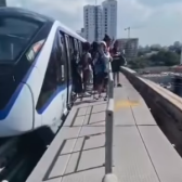 Passageiros descem em passarela de emergência do monotrilho