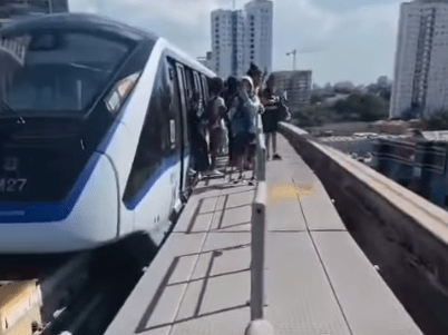 Monotrilho do Metrô apresenta falhas e passageiros descem em plataforma de emergência