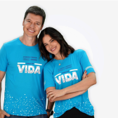 Rodrigo Faro e Vera Viel abraçados, com Rodrigo ao lado dela segurando a cintura