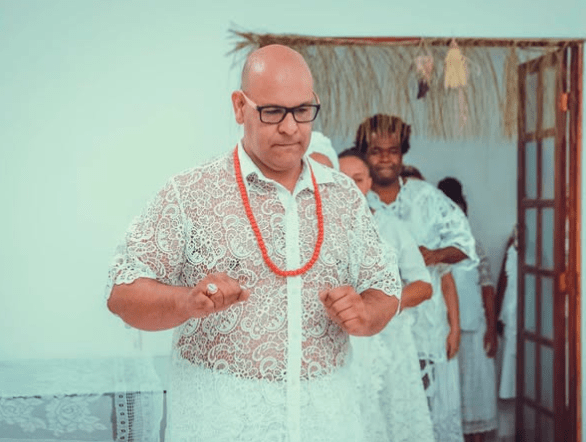 Pai de santo Leandro Santos