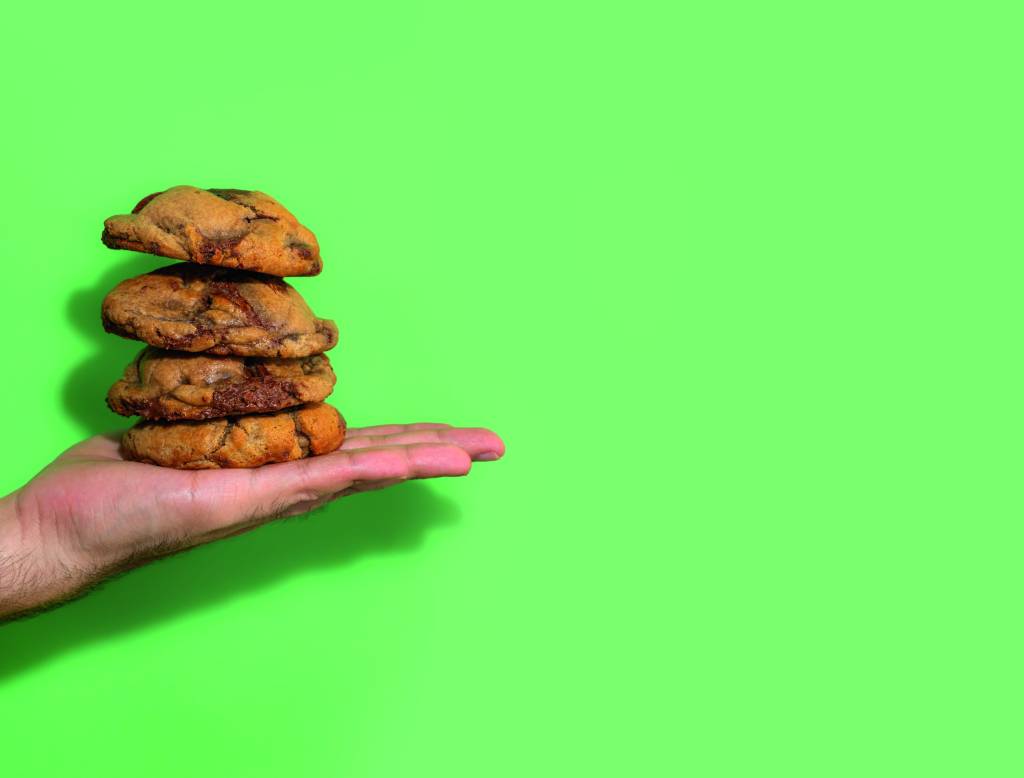 Caritó – cumaru.jpg Mão segurando cookies empilhados