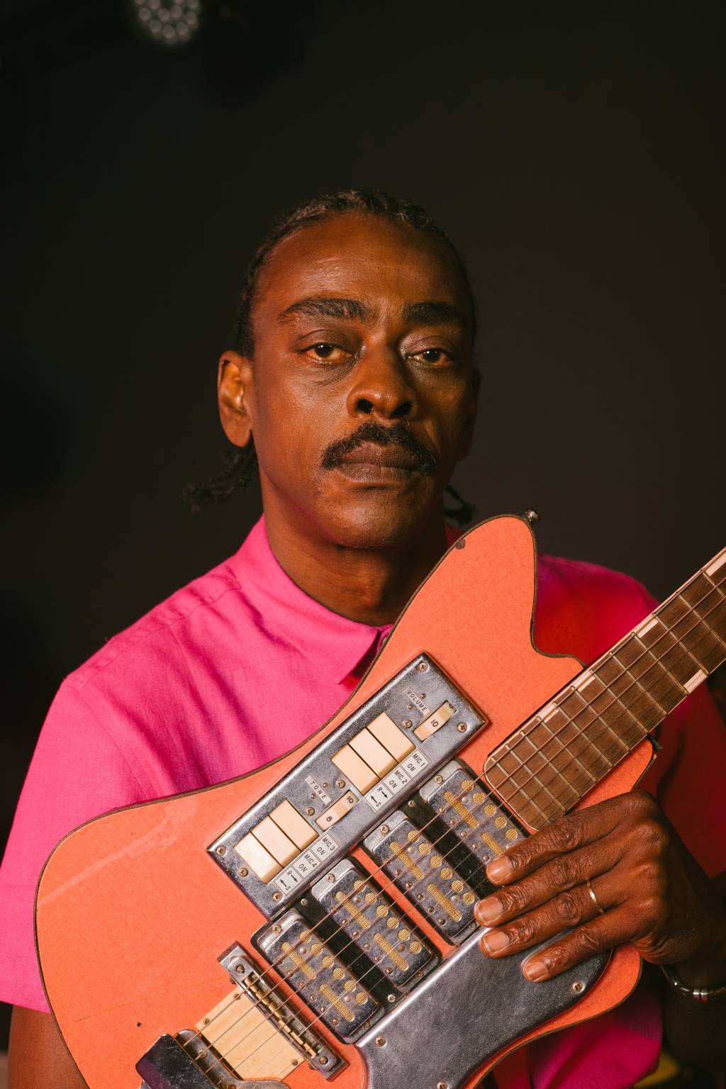 Cópia de SEU JORGE – SHOOTING-371 (1) Divulgação Imagem mostra homem segurando guitarra laranja