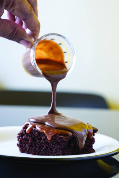 Matheus Rosa Confeitaria Brasileira: bolo de chocolate com calda de cacau e cumaru