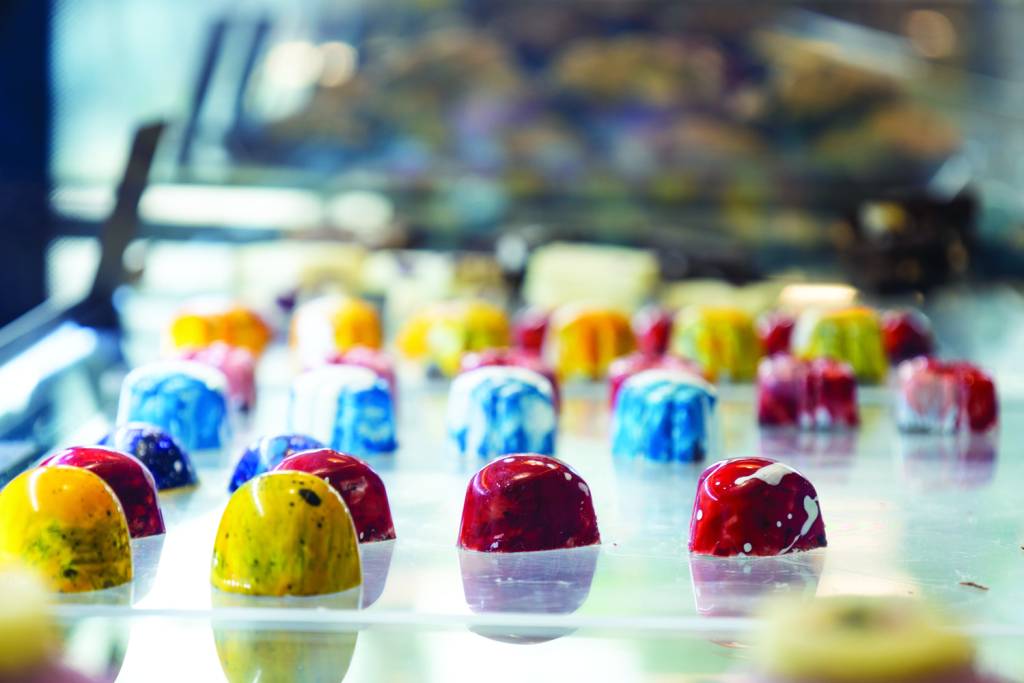 Matheus Rosa Confeitaria Bombons coloridos na vitrine enfileirados