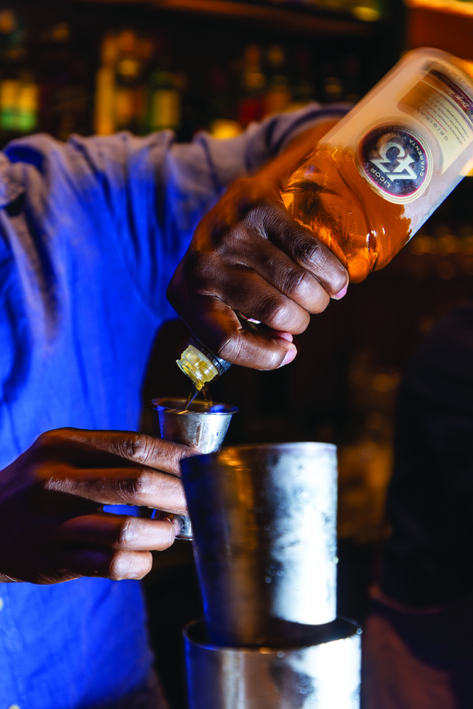 Licor 43 Bartender prepara drink